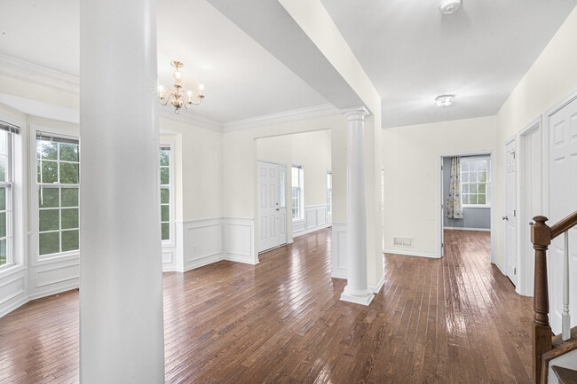Building Photo - 2 Greenwich Ct
