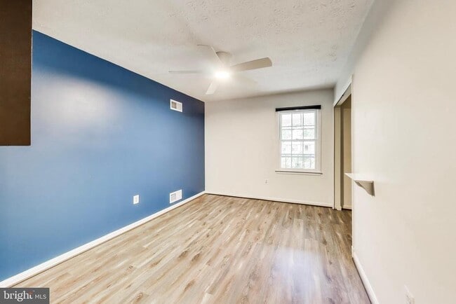 Building Photo - 1718 Crestview Dr