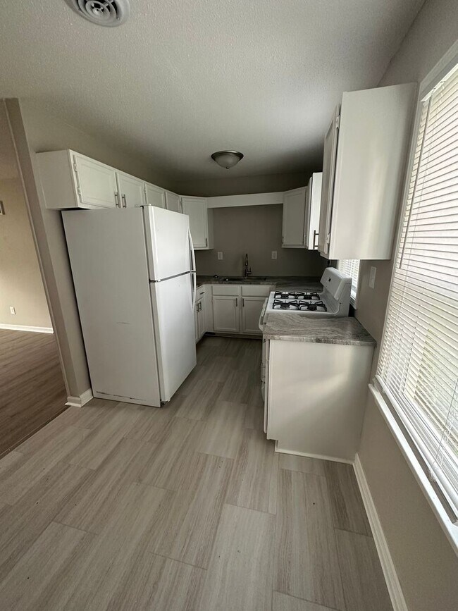 Building Photo - Cute 3 bedroom home move in ready