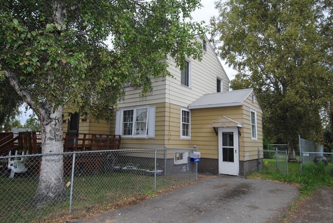 Building Photo - 2 Bed 1 Bath in Great Location!