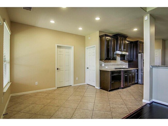 Building Photo - 10207 White Pines Dr
