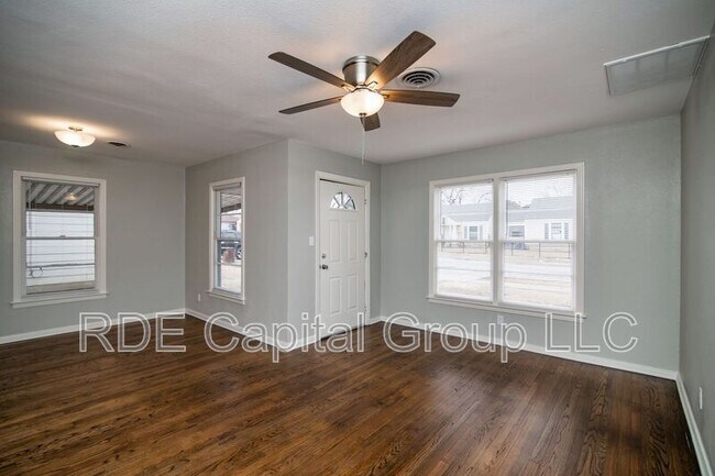 Building Photo - 1209 W Boyce Ave