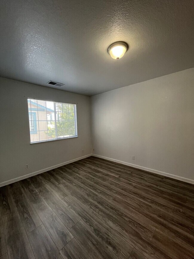 Building Photo - Available Now! Move-In Ready