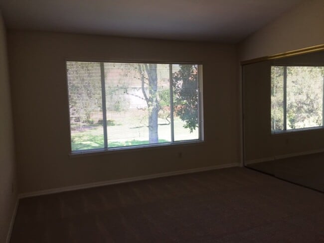 Building Photo - Great Location 3 Bedroom 2.5  Bath Townhouse