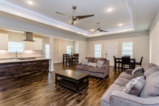 Building Photo - 110 Amundsen St