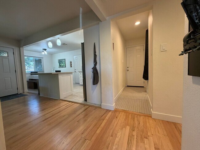 Building Photo - Fully Furnished 3BR/2BA Sacramento Home |  Flexible 3–12 Month Leases