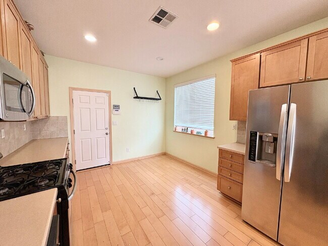 Building Photo - 50% off your first month’s rent move-in special! Spacious 4BR / 2.5BA Home in Pittsburg