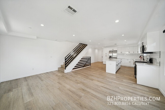 Building Photo - 835 N Harvard Blvd