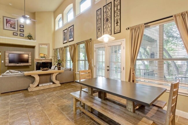 Building Photo - 1442 River Forest Dr
