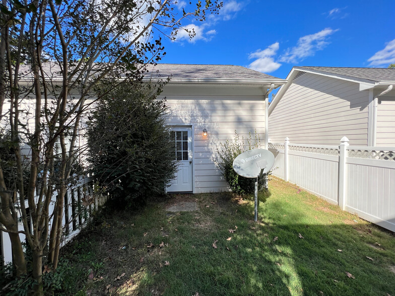 Building Photo - Room in Townhome on Governors Dr