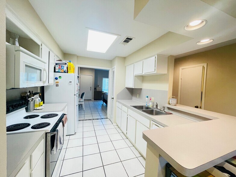 Kitchen - 8263 Wednesbury Ln
