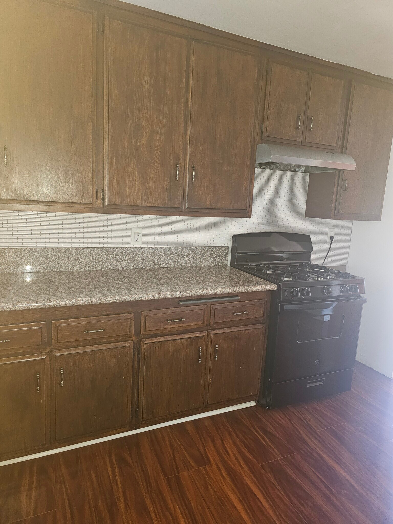 Granite countertop kitcken - 2112 Manhattan Beach Blvd