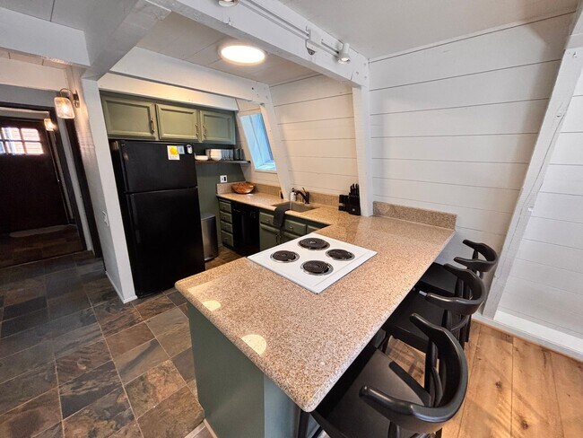 Building Photo - Tahoe Donner Ski Lease | Available Jan 2 - April 30 |$3200/mo.