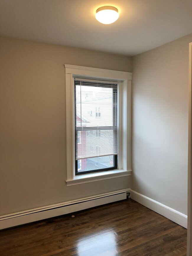 Building Photo - Avl 6/1 - Porter Sq 3.5BR, hot water inc, updated kitchen!