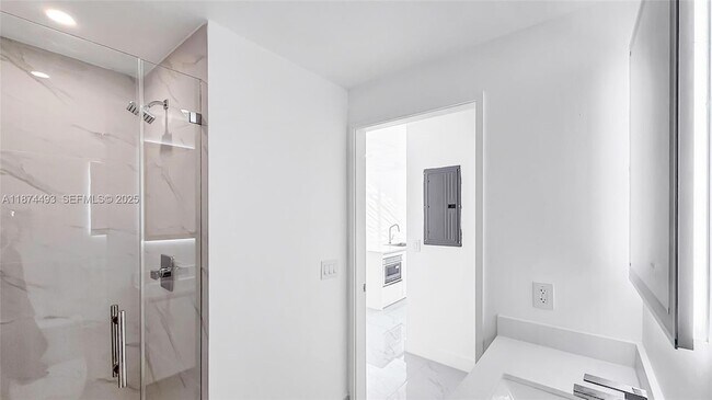 Building Photo - 700 NE 24th St