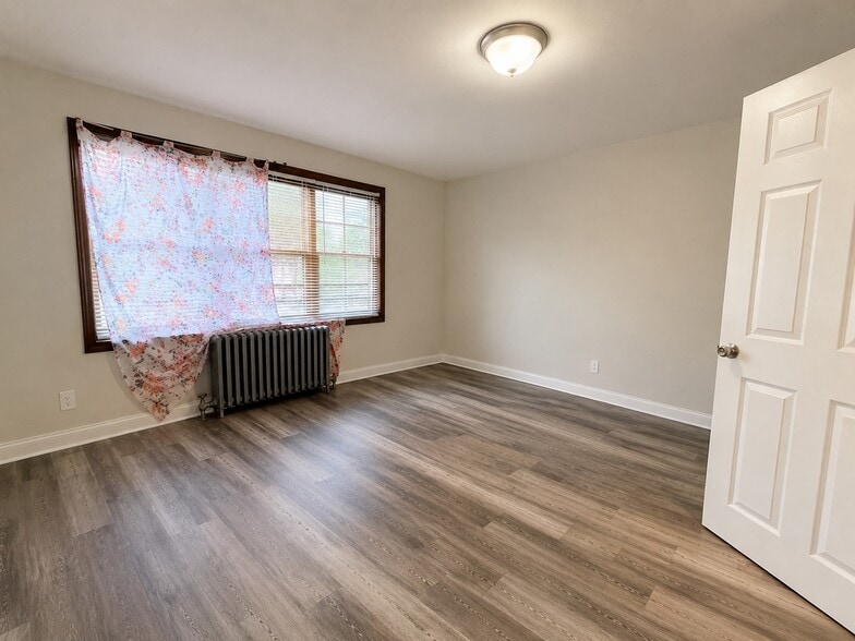 Bedroom 1 - 140 E Jersey St