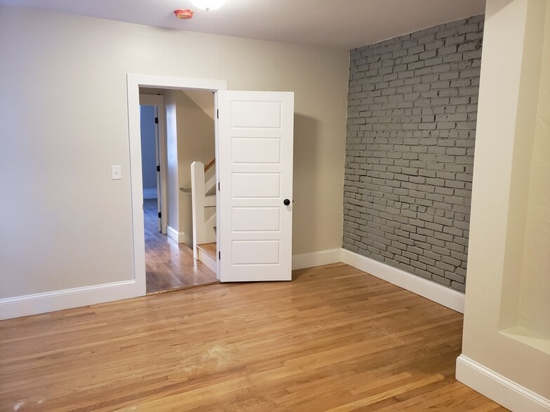 Building Photo - 129 Sutherland