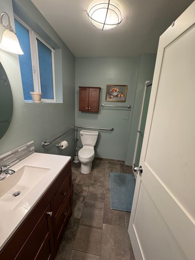 Building Photo - 3bd/3ba Edmonds Home