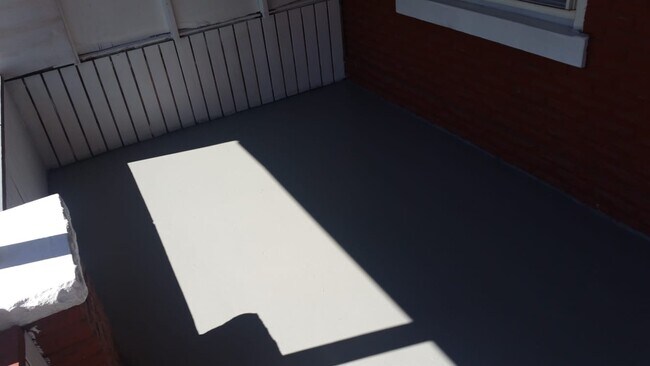 Building Photo - Large home for family!