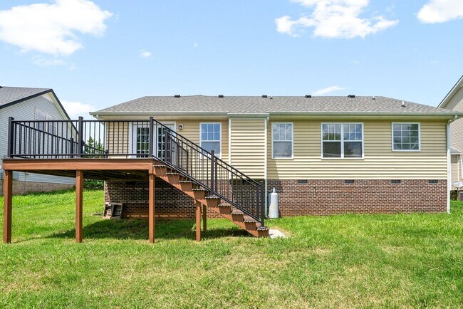 Building Photo - 3 Bedroom 2 Bath Pet Friendly Home For Rent Near Post!