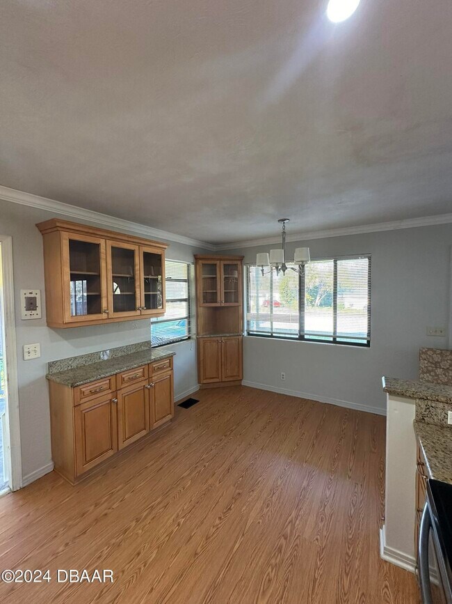 Building Photo - 736 White St