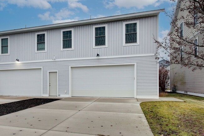 Building Photo - 3 BED 3 BATH TOWNHOME IN SOUTH HOLLAND