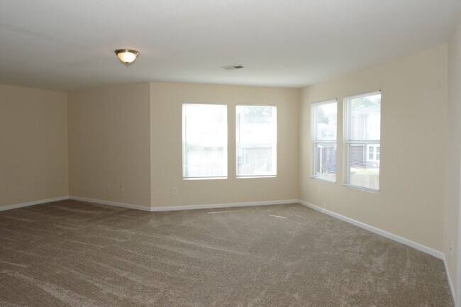 Building Photo - Move-In Special!