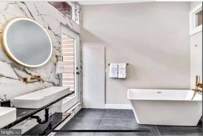 Building Photo - 2309 Dickinson St