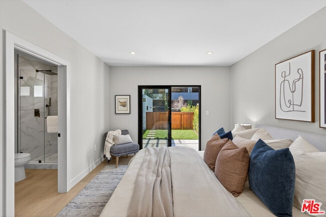 Building Photo - 2931 S Bronson Ave