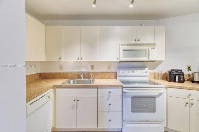 Building Photo - 800 Parkview Dr