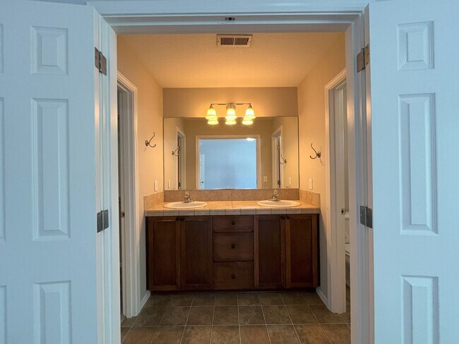 Building Photo - Charming 3-Bedroom Home with Open Layout, ...