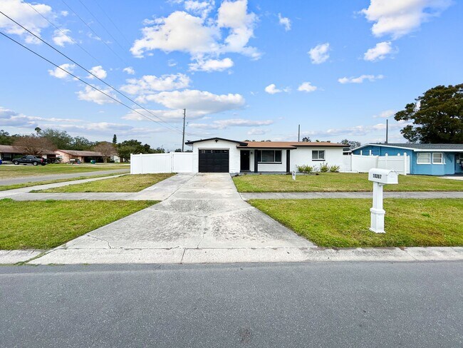 Building Photo - SECTION8 VOUCHER ACCEPTED! Beautiful Seminole Home with Large, Fully Fenced Backyard! | 3beds/1.5...