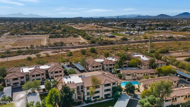 Building Photo - 2550 E River Rd