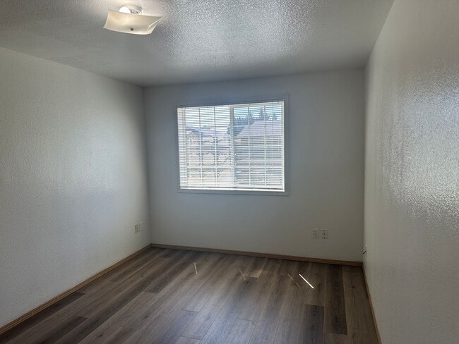 Building Photo - Freshly updated 3 bedroom 2 bathroom duple...