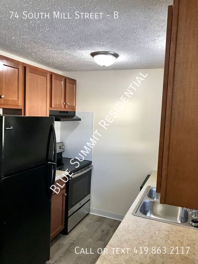 Building Photo - 2 bed, 1 bath, half double, single detache...