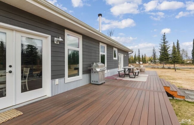 Building Photo - SEASONAL RANCH HOME