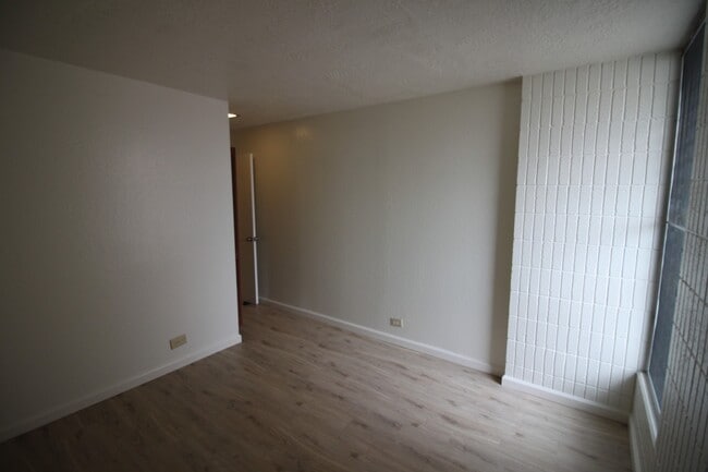 Building Photo - 2 bed, 1 bath, 1 parking Unit available in...