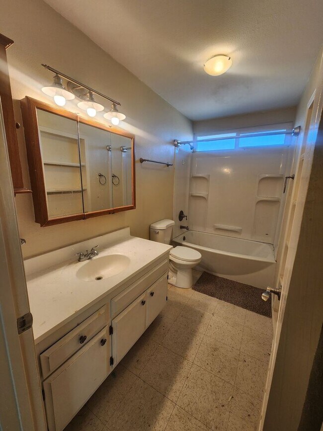 Building Photo - Two Bedroom Home Downtown 29 Palms