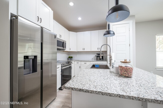 Building Photo - 817 7th Ave N