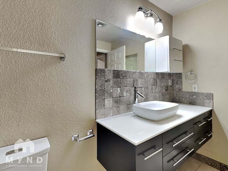 Building Photo - 5401 E Van Buren St