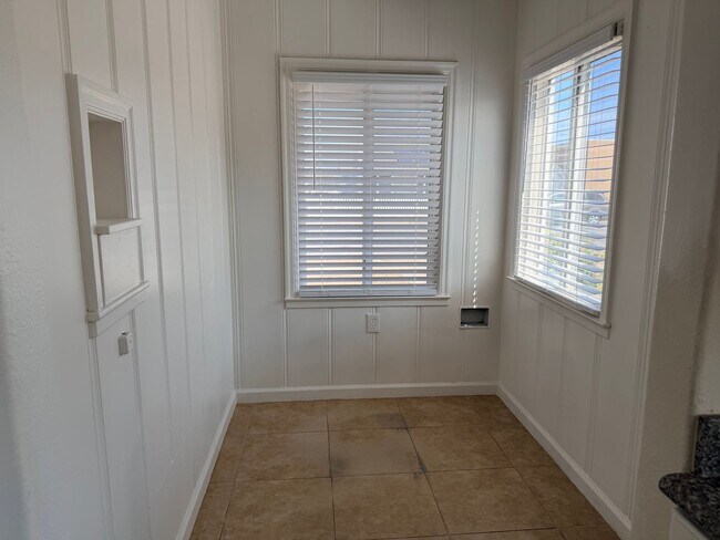 Building Photo - 33 W Curtis St