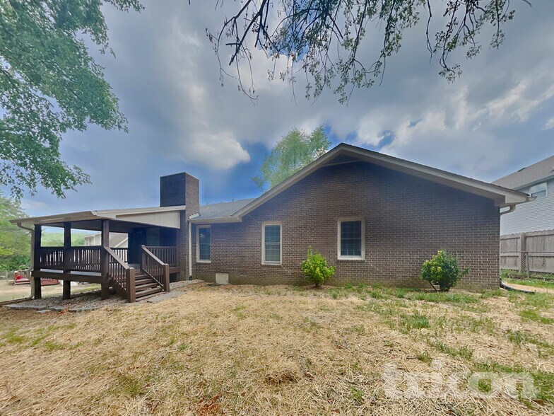 Building Photo - 210 Rollingwood Ct