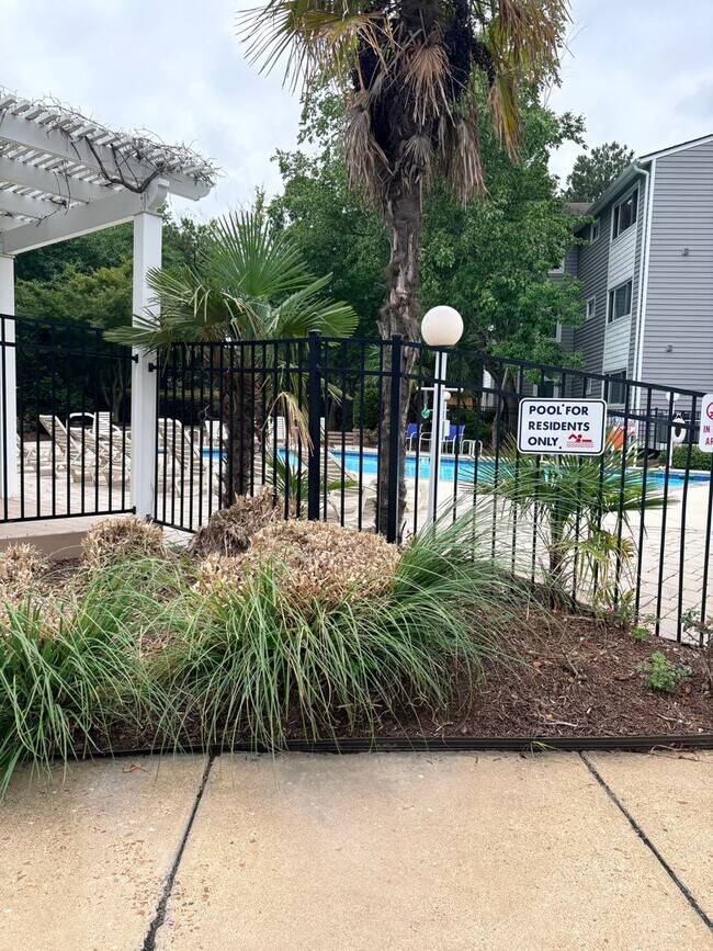 Building Photo - Beach Condo off Birdneck Road