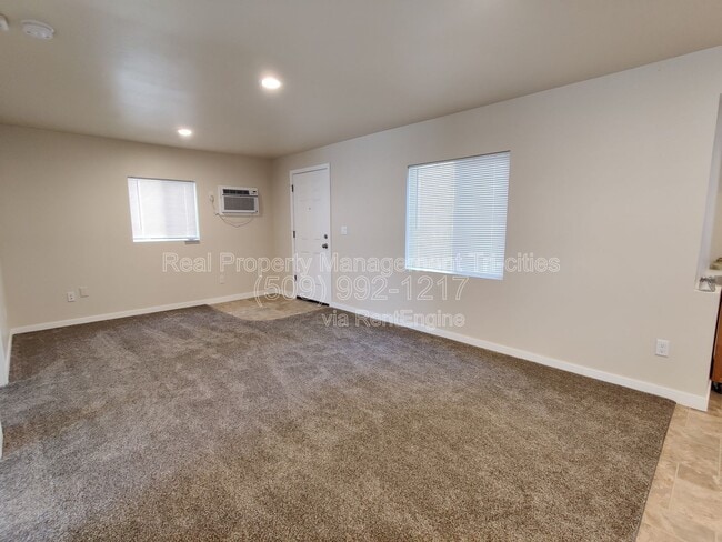 Building Photo - 44102 Dimmick Rd