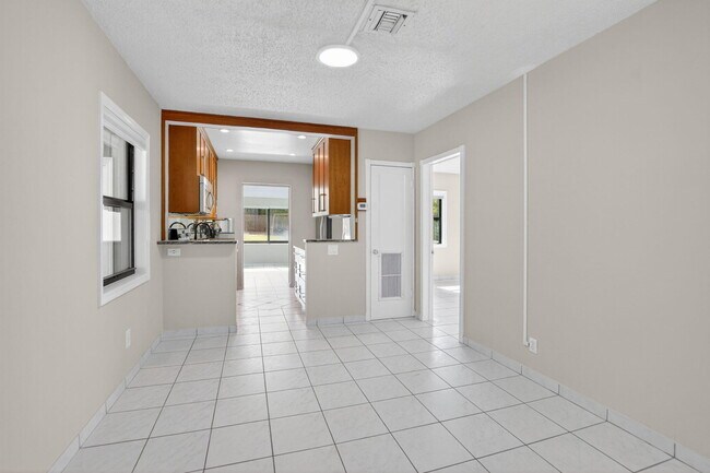 Building Photo - 3940 NW 5th Ave