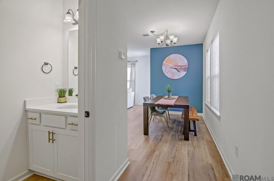 Building Photo - 5618 Cottage Lake Dr