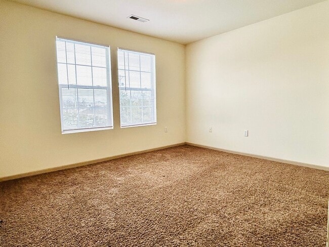 Building Photo - 2 Bedroom Apartment, Great Location!