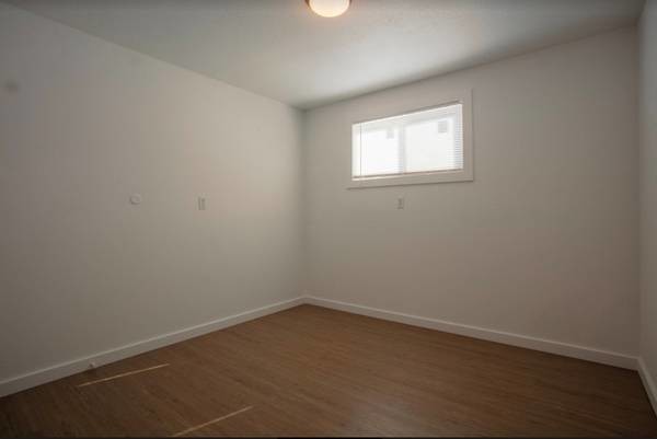 Building Photo - 102 E Hattie Ave