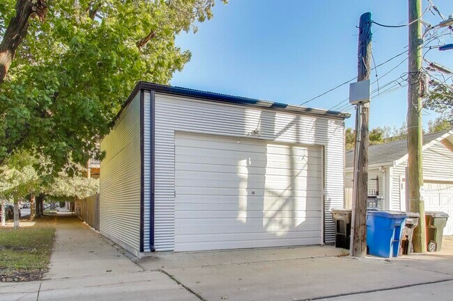 Building Photo - 2857 W Fletcher St