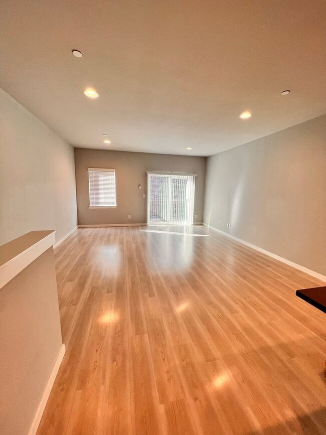 Building Photo - 3Bd/3Ba Lynnwood Townhouse